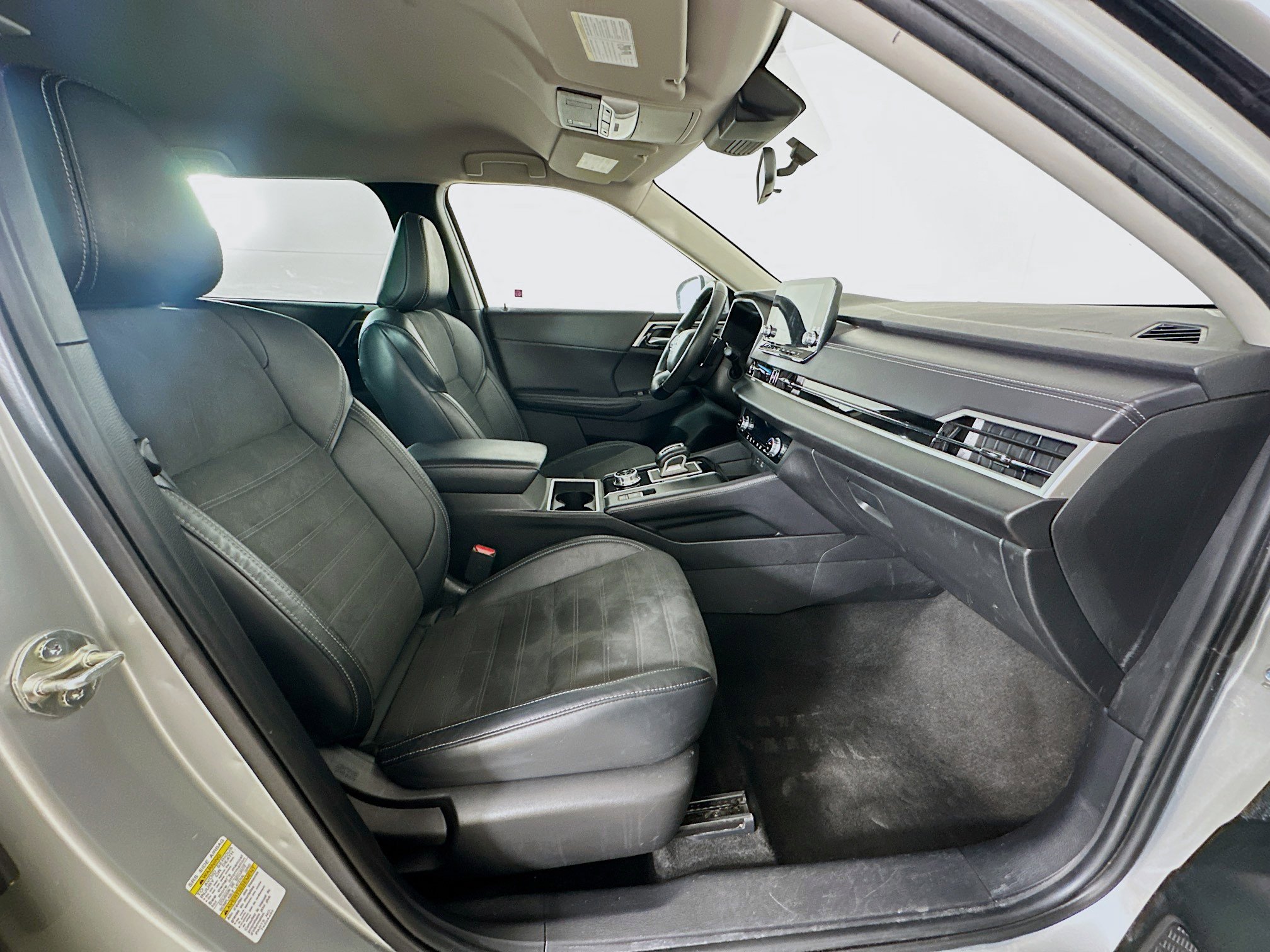 Used 2023 Mitsubishi Outlander SE image 32