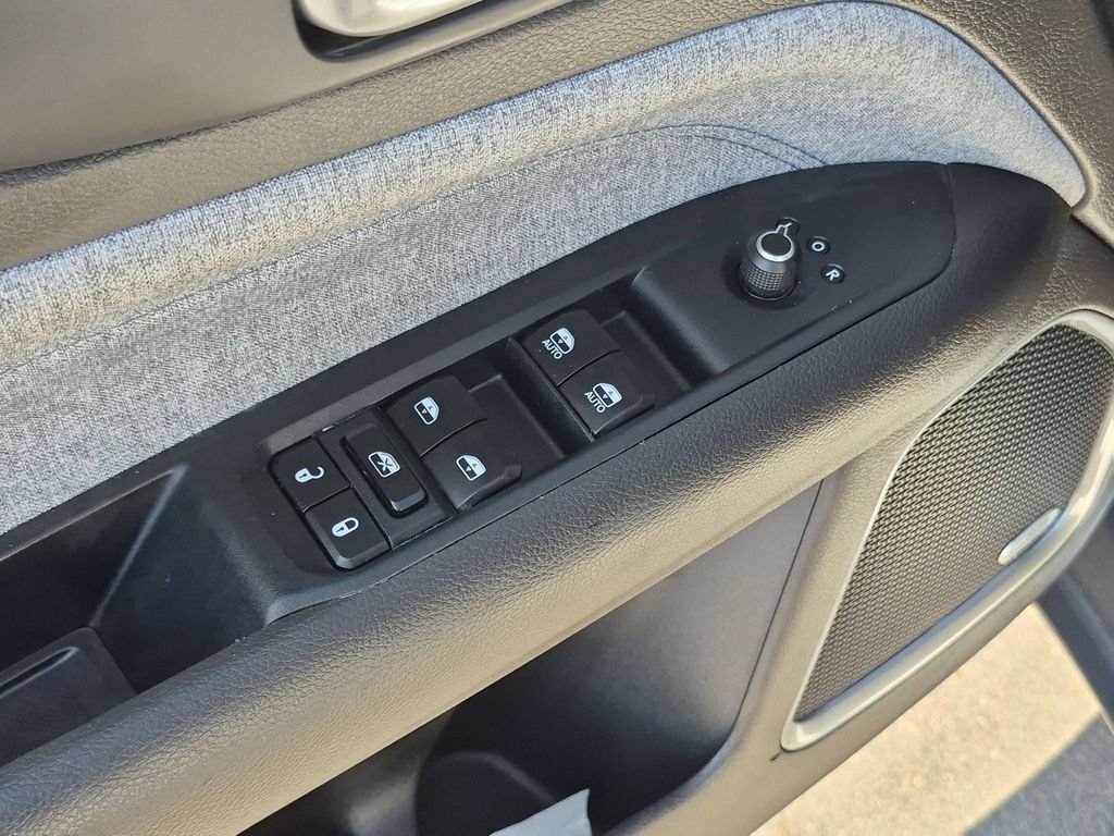 Used 2025 Jeep Compass Latitude w/ Sun & Sound Group AWD/4WD image 13