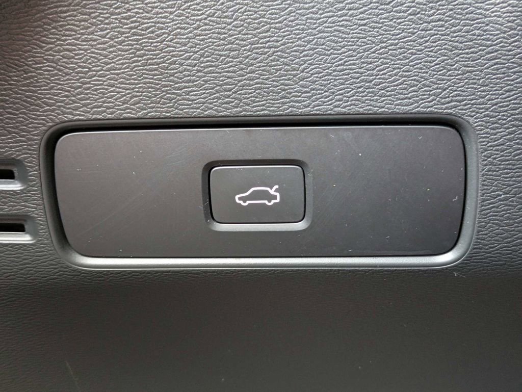 Used 2023 Volvo XC40 B5 Plus w/ Protection Package Premier image 32