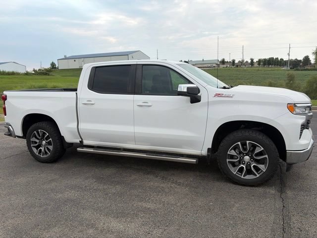 Used 2022 Chevrolet Silverado 1500 LT AWD/4WD image 3