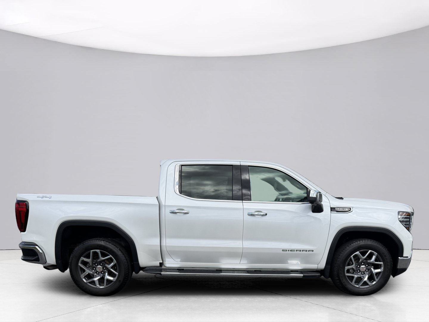 Used 2023 GMC Sierra 1500 SLT w/ SLT Premium Package AWD/4WD image 4