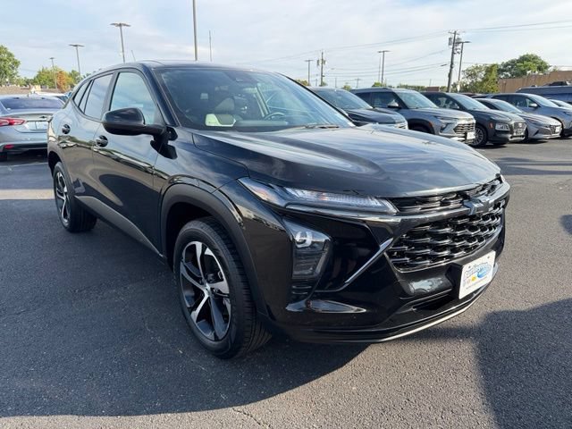 Used 2025 Chevrolet Trax RS w/ Sunroof Package FWD image 1