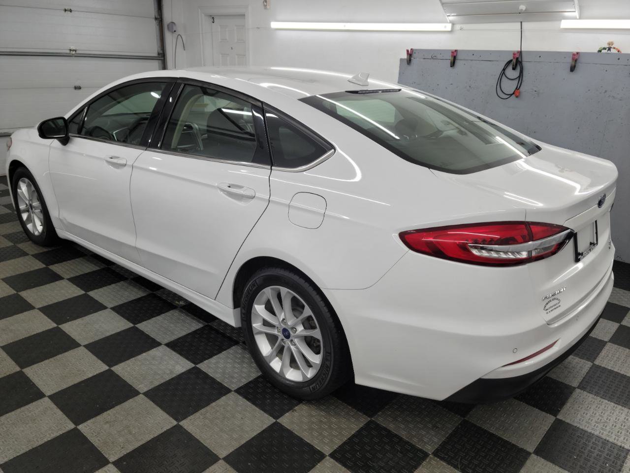 Used 2020 Ford Fusion SE FWD image 2