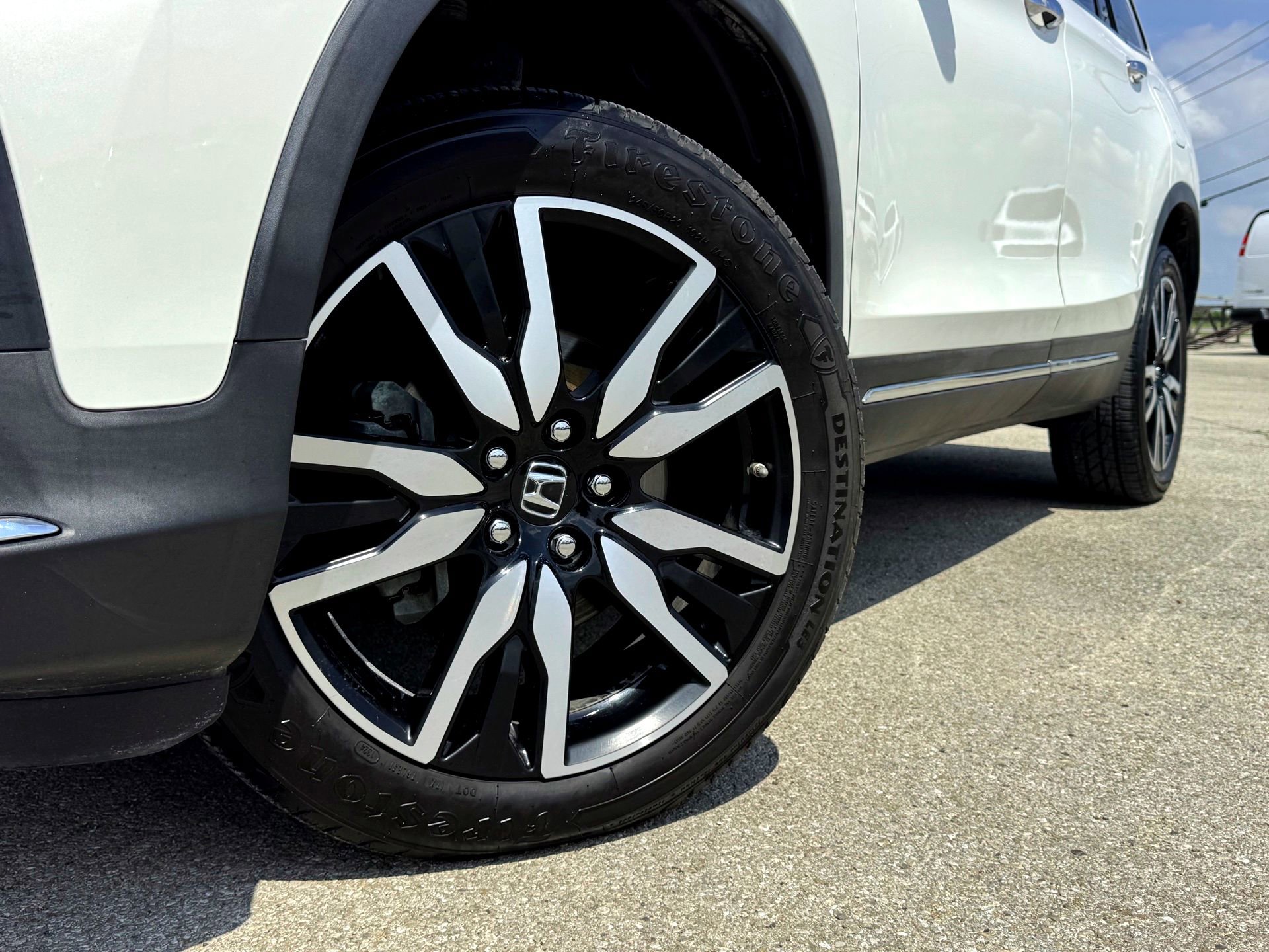 Used 2019 Honda Pilot Elite image 2