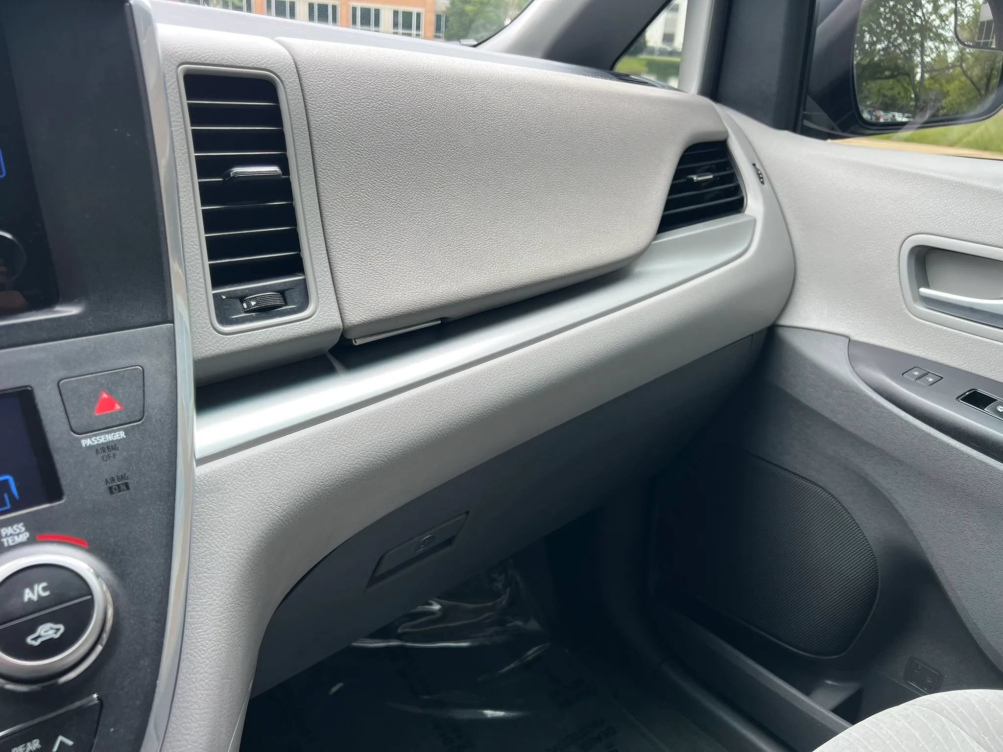 Used 2017 Toyota Sienna LE w/ Protection Package AWD/4WD image 31
