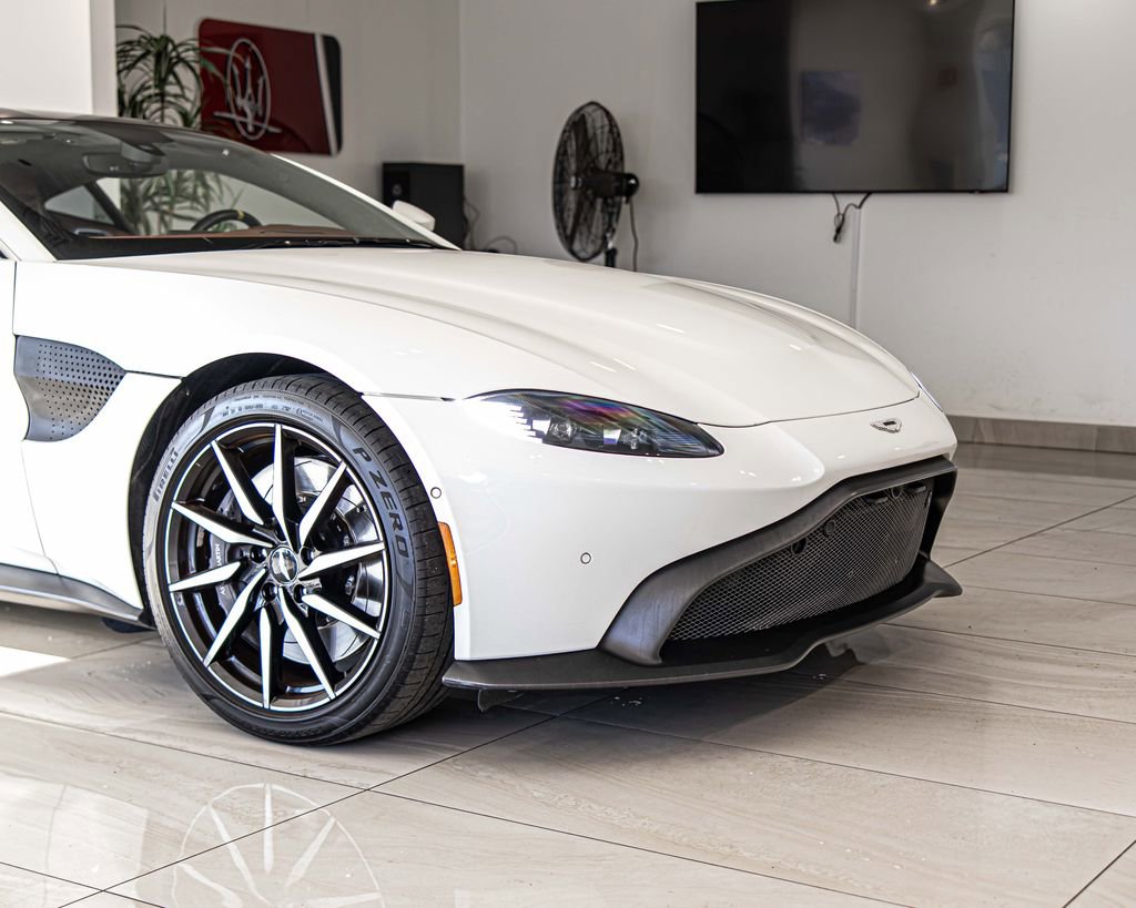 Used 2019 Aston Martin V8 Vantage Coupe image 3