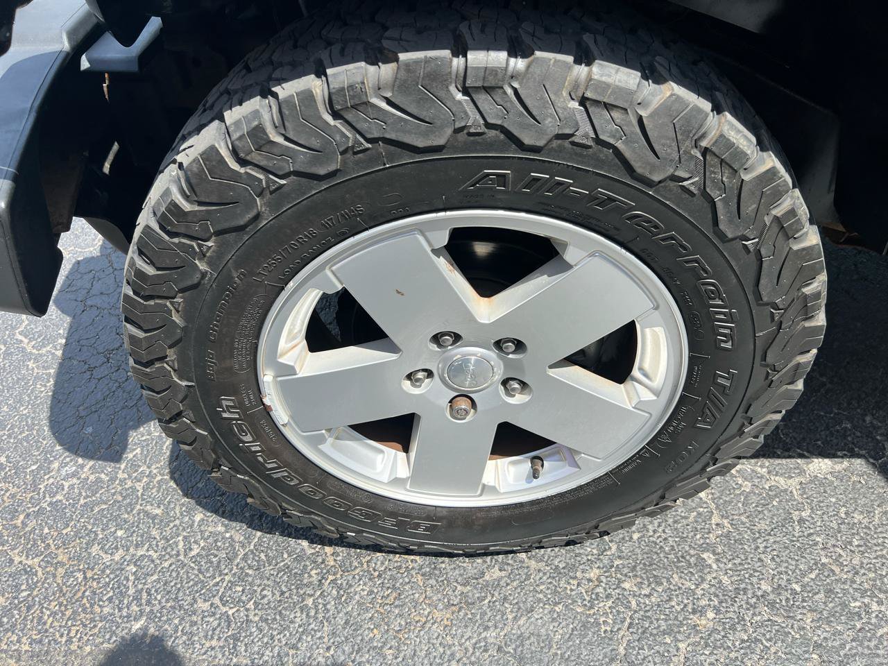 Used 2011 Jeep Wrangler Unlimited Sahara w/ Connectivity Group AWD/4WD image 24