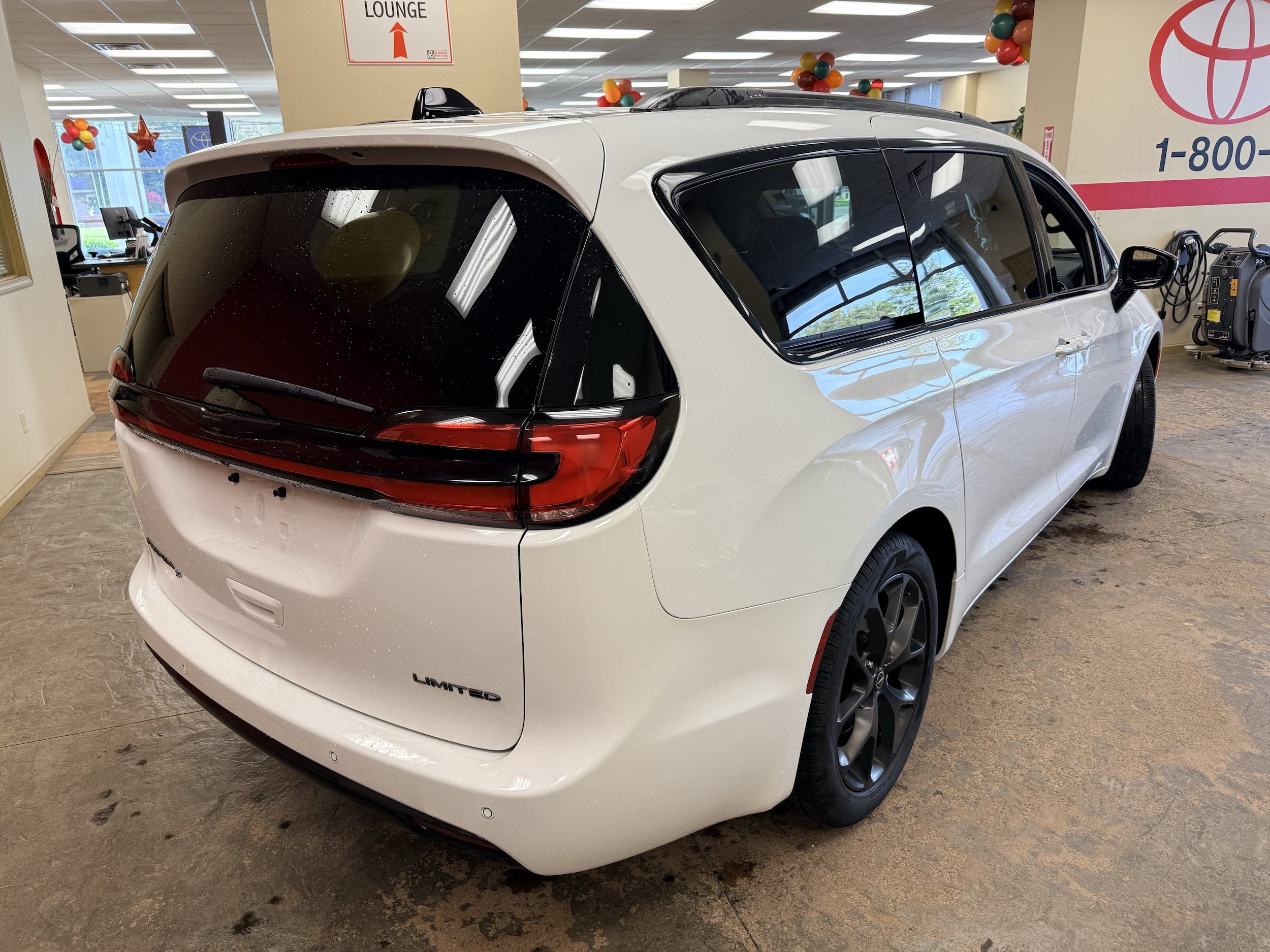 Used 2025 Chrysler Pacifica Limited FWD image 10