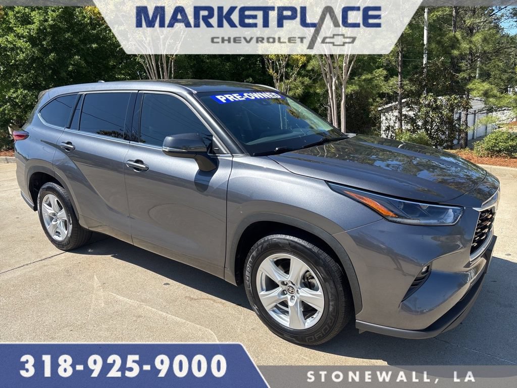 Used 2021 Toyota Highlander LE FWD image 1