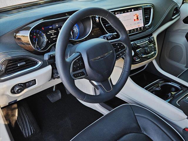 Used 2023 Chrysler Pacifica Limited image 10