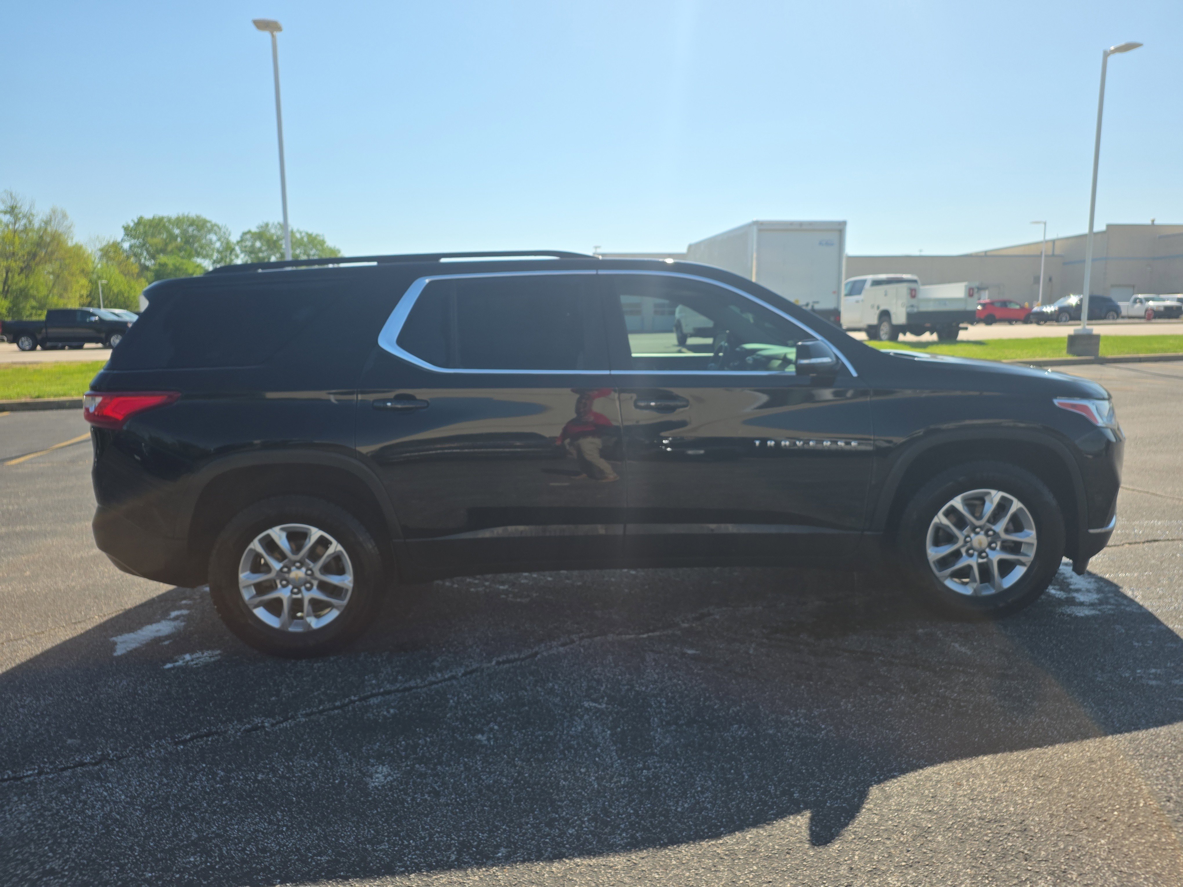 Used 2021 Chevrolet Traverse LT image 2