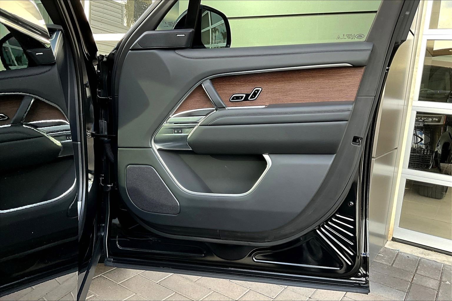 Certified 2025 Land Rover Range Rover Long Wheelbase SE image 23