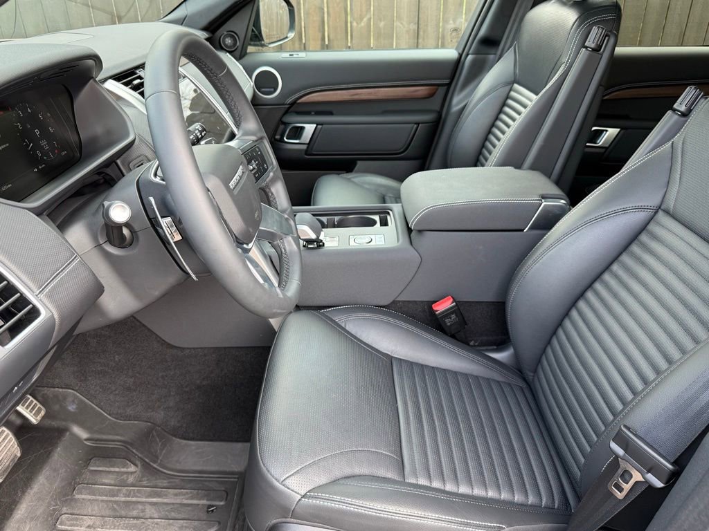 Certified 2025 Land Rover Discovery Dynamic SE image 11