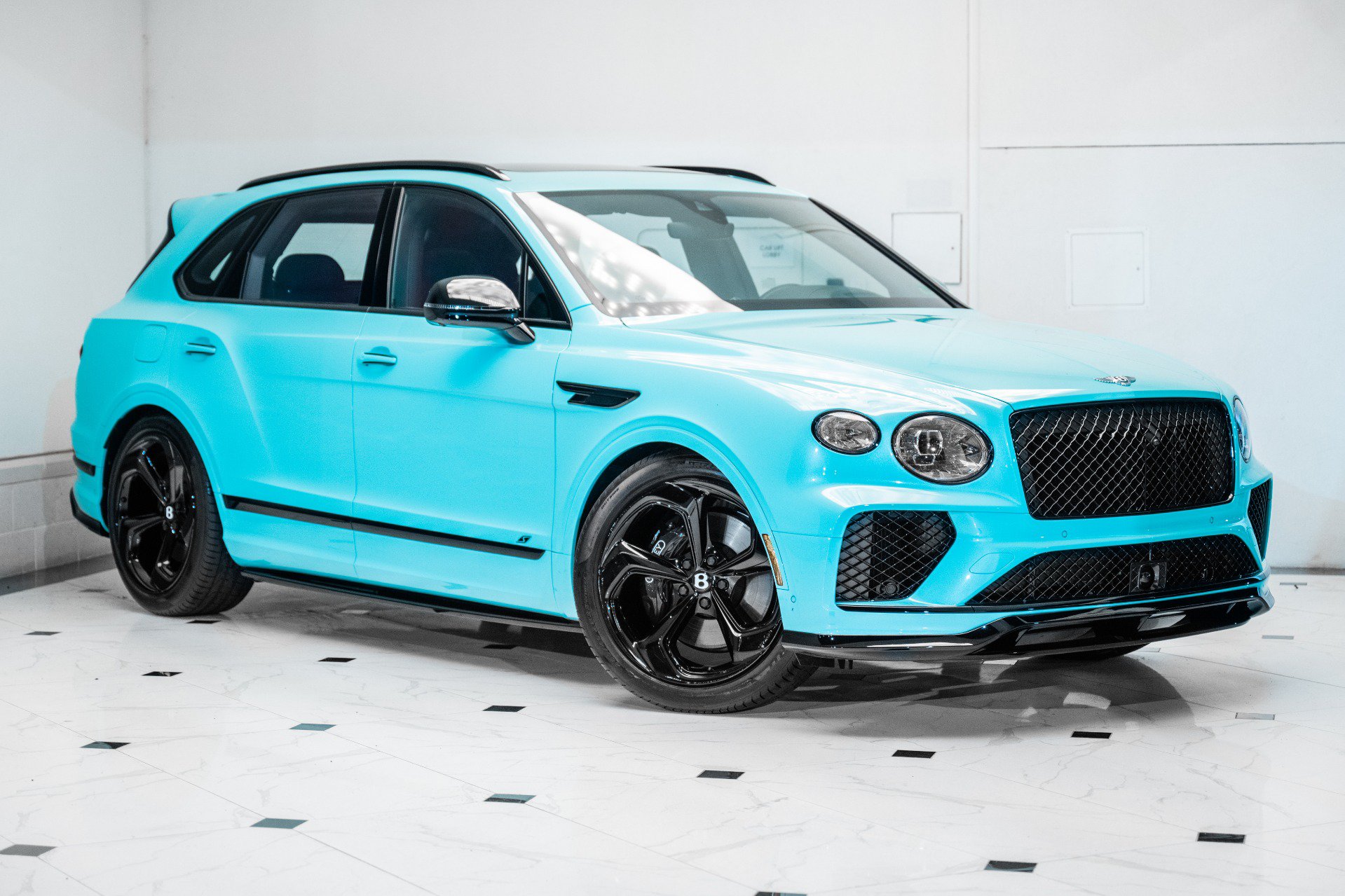 Certified 2024 Bentley Bentayga AWD/4WD image 1