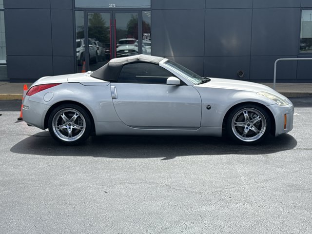 Used 2007 Nissan 350Z Touring RWD image 2