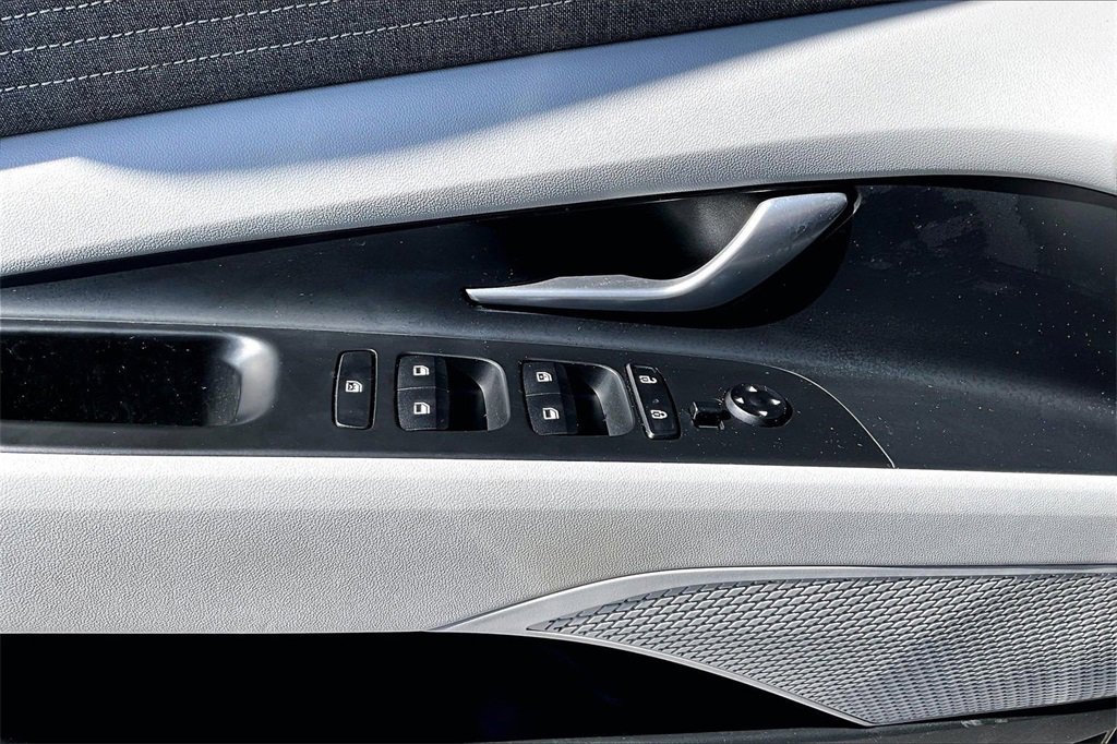 Used 2022 Hyundai Elantra Limited image 29