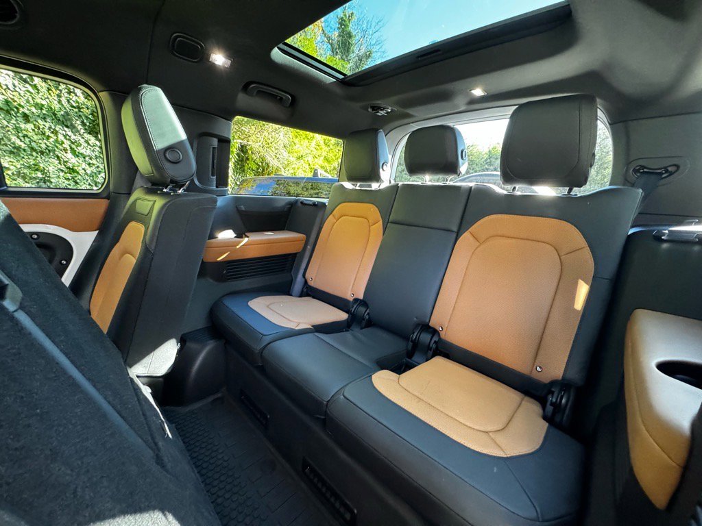 Used 2023 Land Rover Defender 130 X-Dynamic SE image 21