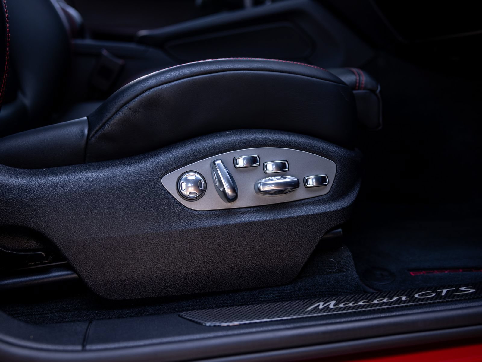 Certified 2024 Porsche Macan GTS AWD/4WD image 56