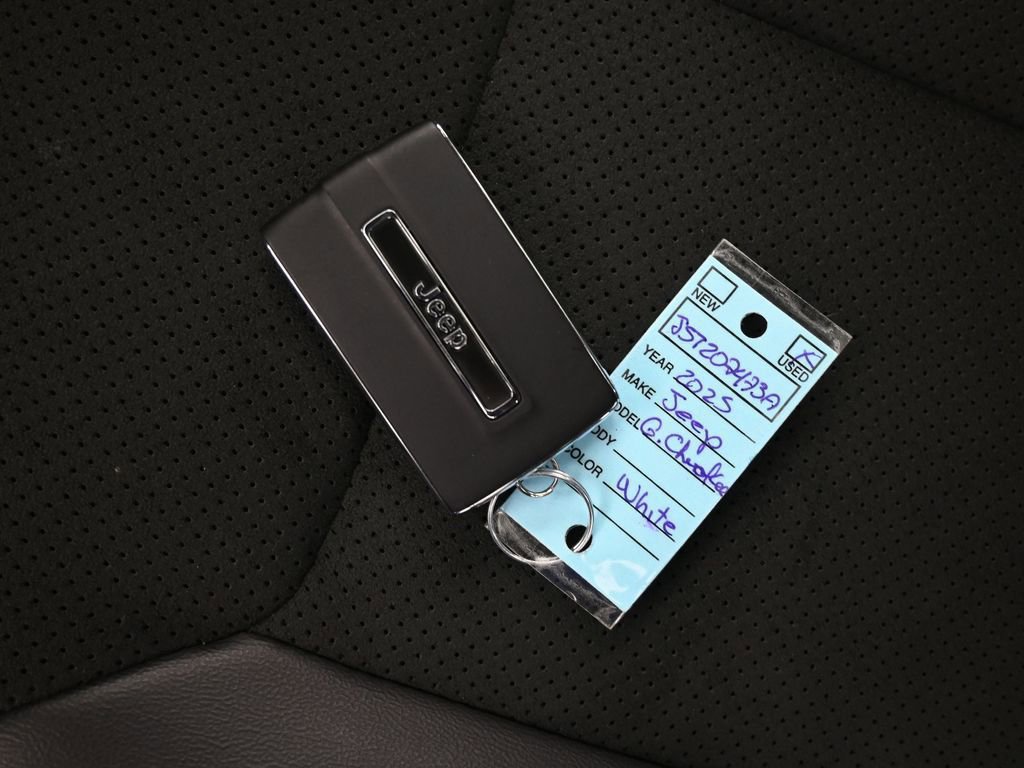 Used 2025 Jeep Grand Cherokee Altitude image 16