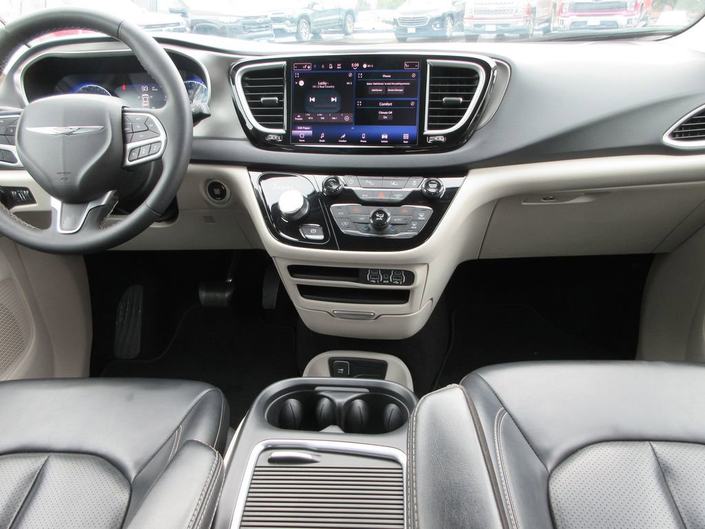 Used 2023 Chrysler Pacifica Touring-L image 15