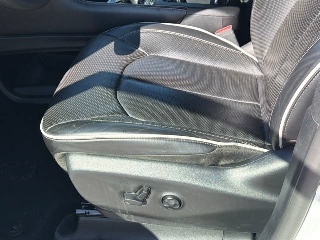 Used 2025 Chrysler Pacifica Limited FWD image 21