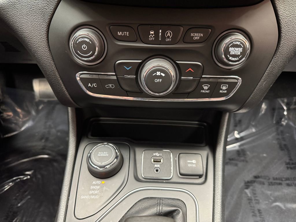 Used 2019 Jeep Cherokee Latitude Plus w/ Cold Weather Group AWD/4WD image 19