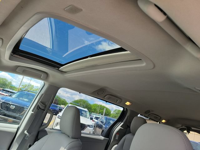 Used 2020 Toyota Sienna XLE w/ XLE Navigation Package FWD image 6
