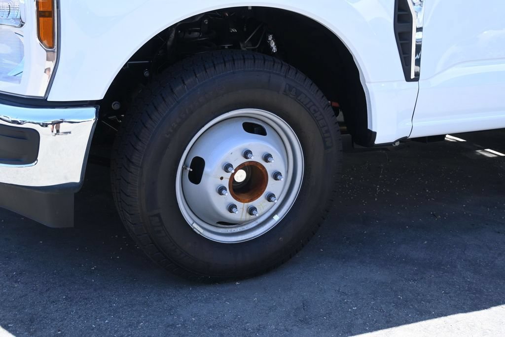 New 2026 Ford F350 XL w/ XL Chrome Package RWD image 3