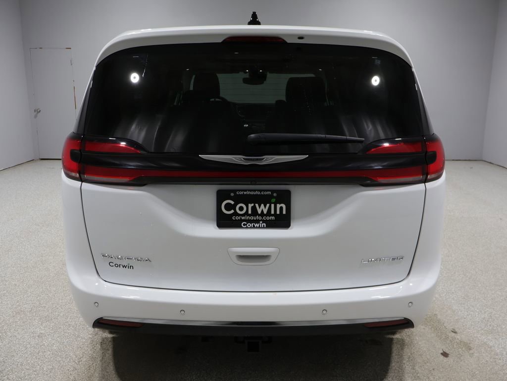 Used 2024 Chrysler Pacifica Limited w/ Uconnect Theater Family Group image 3