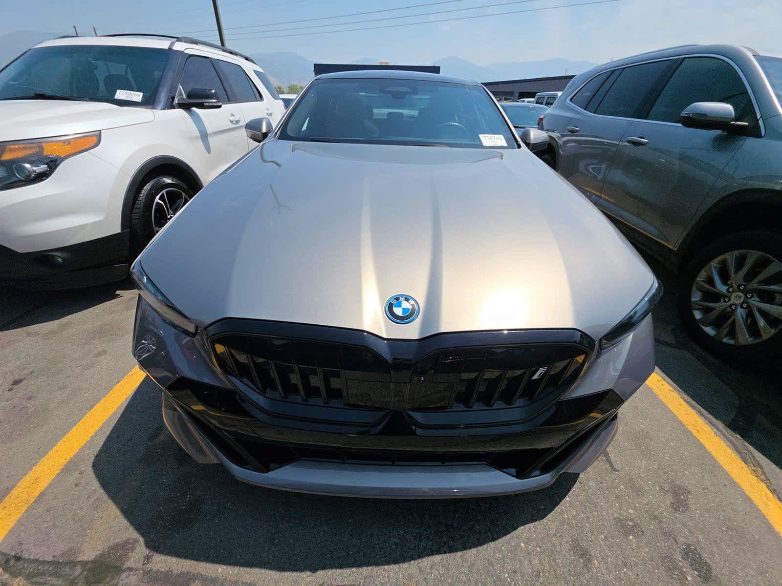 Used 2025 BMW i5 xDrive40 w/ Executive Package AWD/4WD image 2