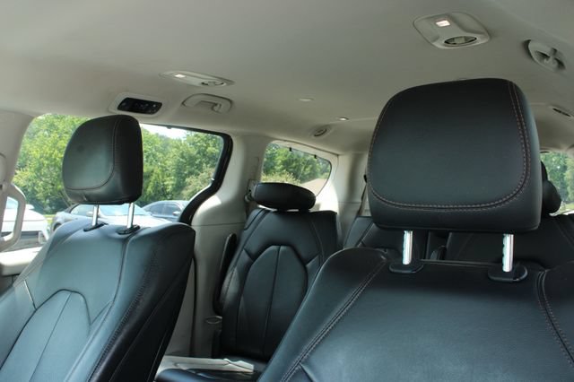 Used 2018 Chrysler Pacifica Touring-L Plus w/ Tire & Wheel Group FWD image 14