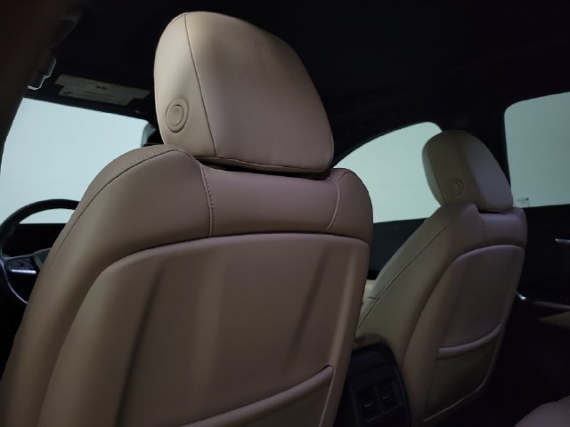Used 2024 Cadillac XT4 Luxury w/ Cold Weather Package FWD image 15