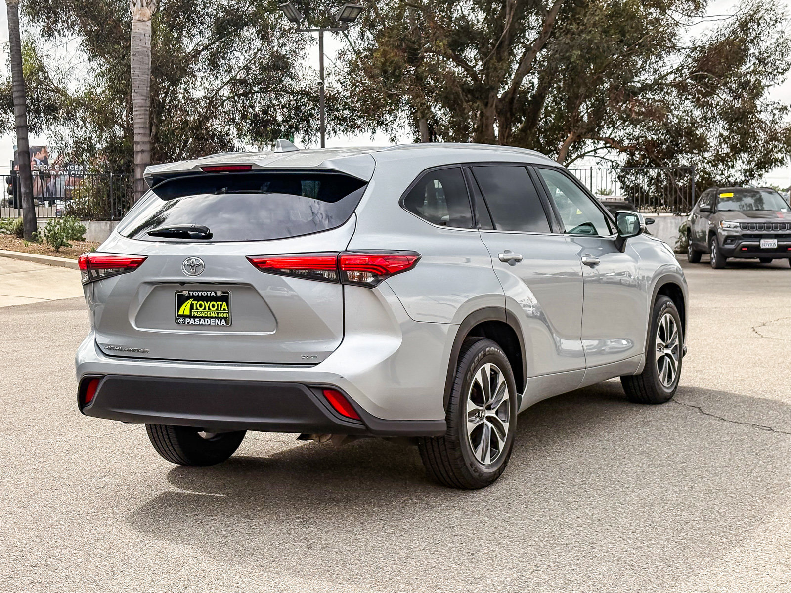 Used 2021 Toyota Highlander XLE FWD image 6