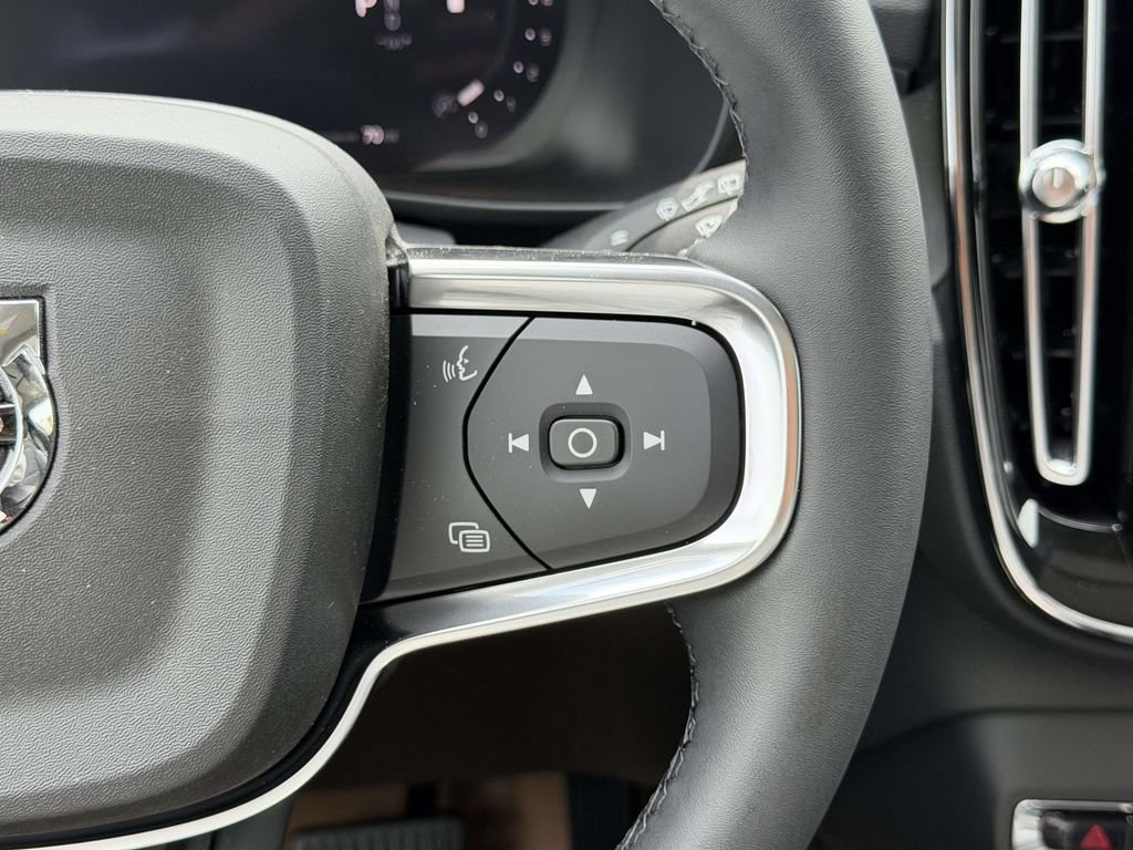 New 2026 Volvo XC40 B4 Core w/ Climate Package FWD image 9