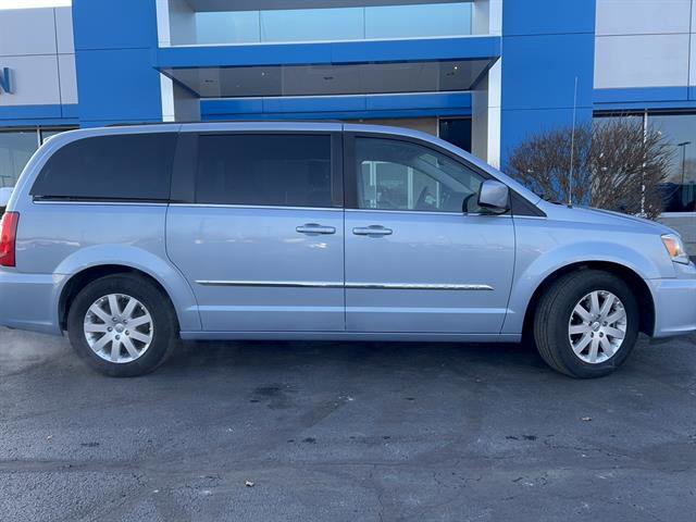 Used 2013 Chrysler Town & Country Touring image 8
