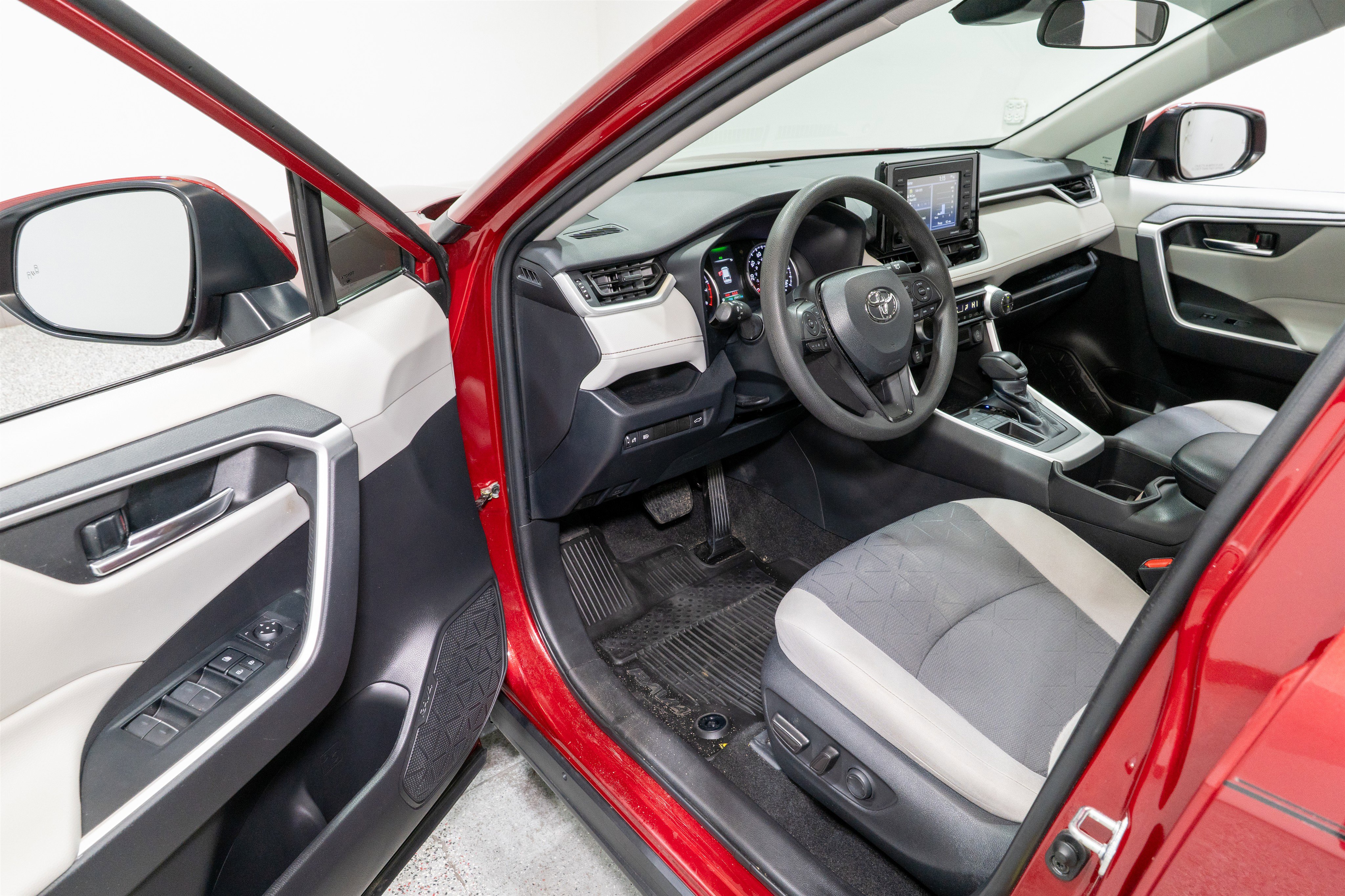 Used 2022 Toyota RAV4 XLE w/ Convenience Package image 12