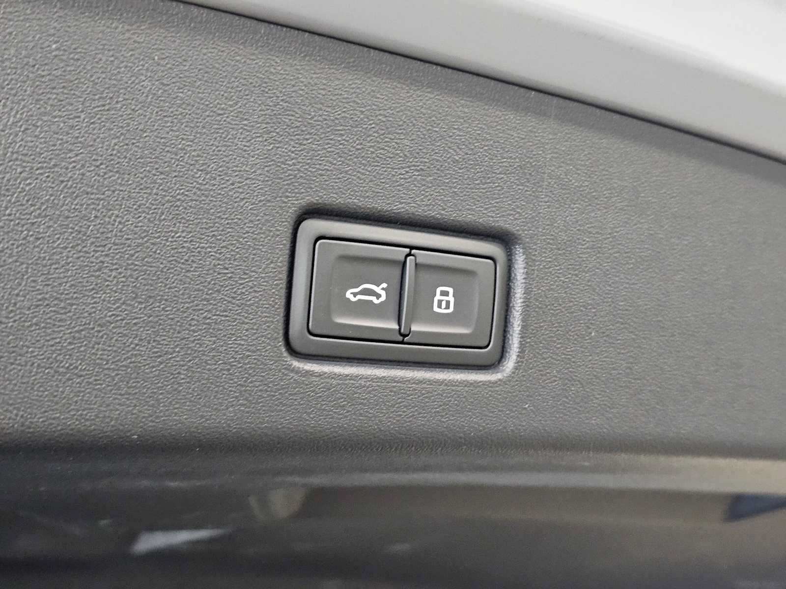 Used 2023 Audi Q4 e-tron Prestige AWD/4WD image 17