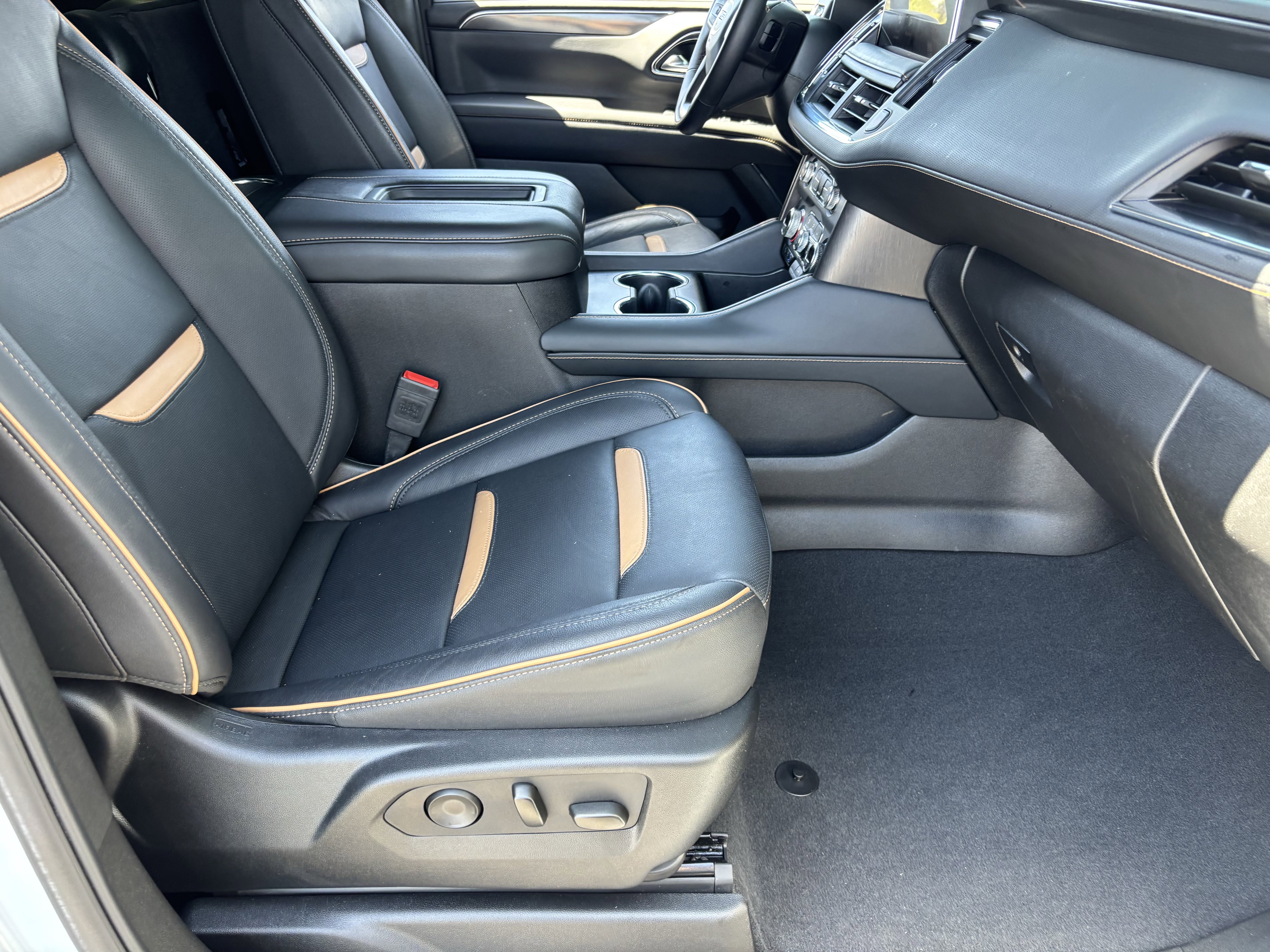 Used 2024 GMC Yukon XL AT4 w/ Technology Package AWD/4WD image 10