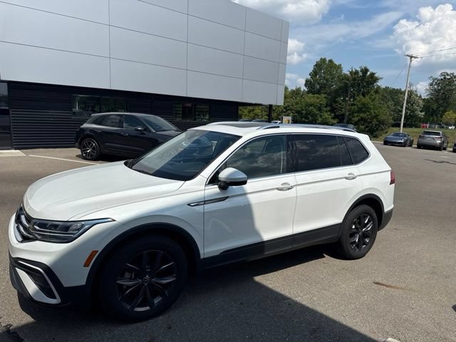 Used 2023 Volkswagen Tiguan SE w/ Panoramic Sunroof Package FWD image 6