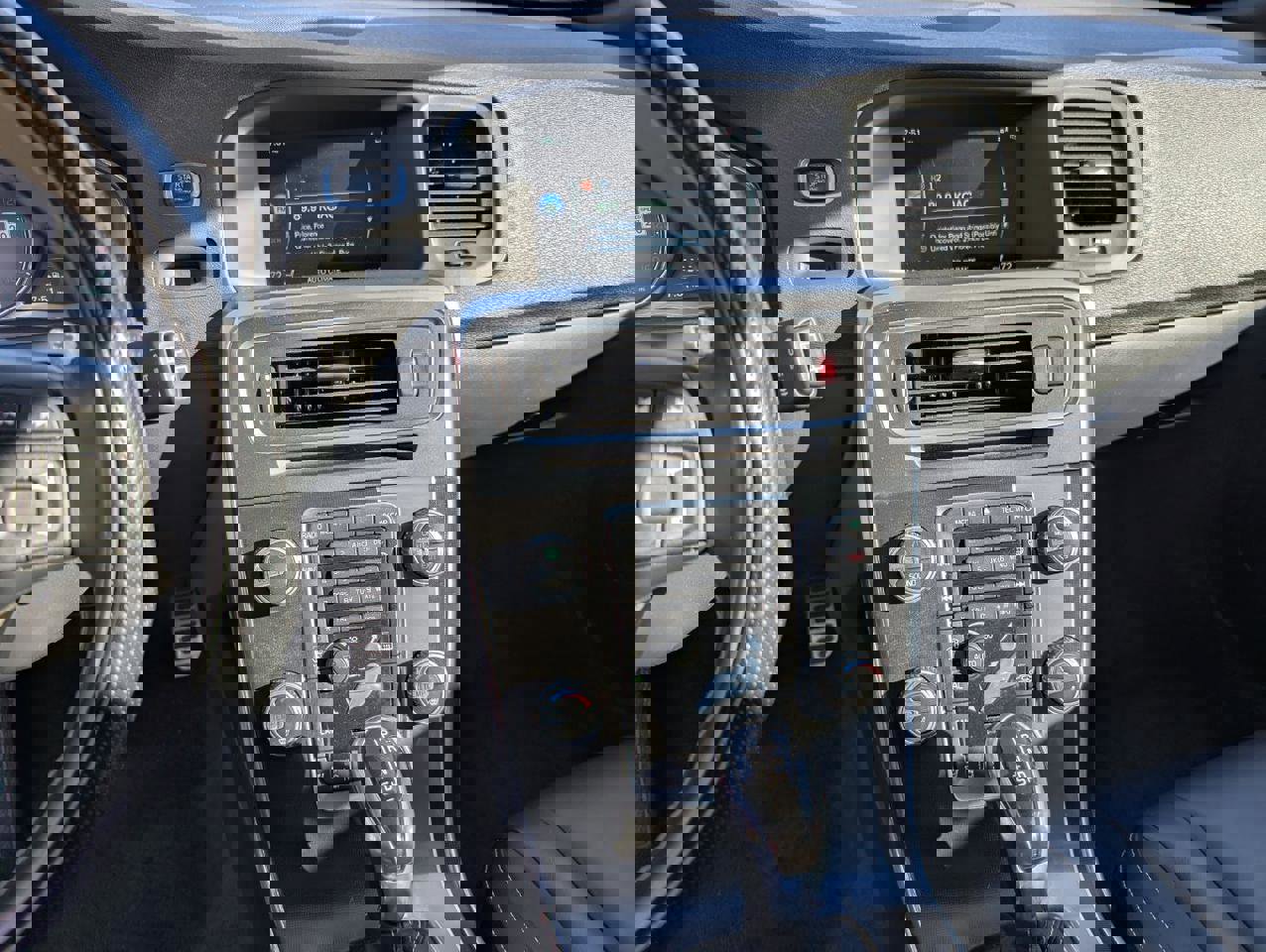 Used 2015 Volvo V60 T6 R-Design Platinum image 14