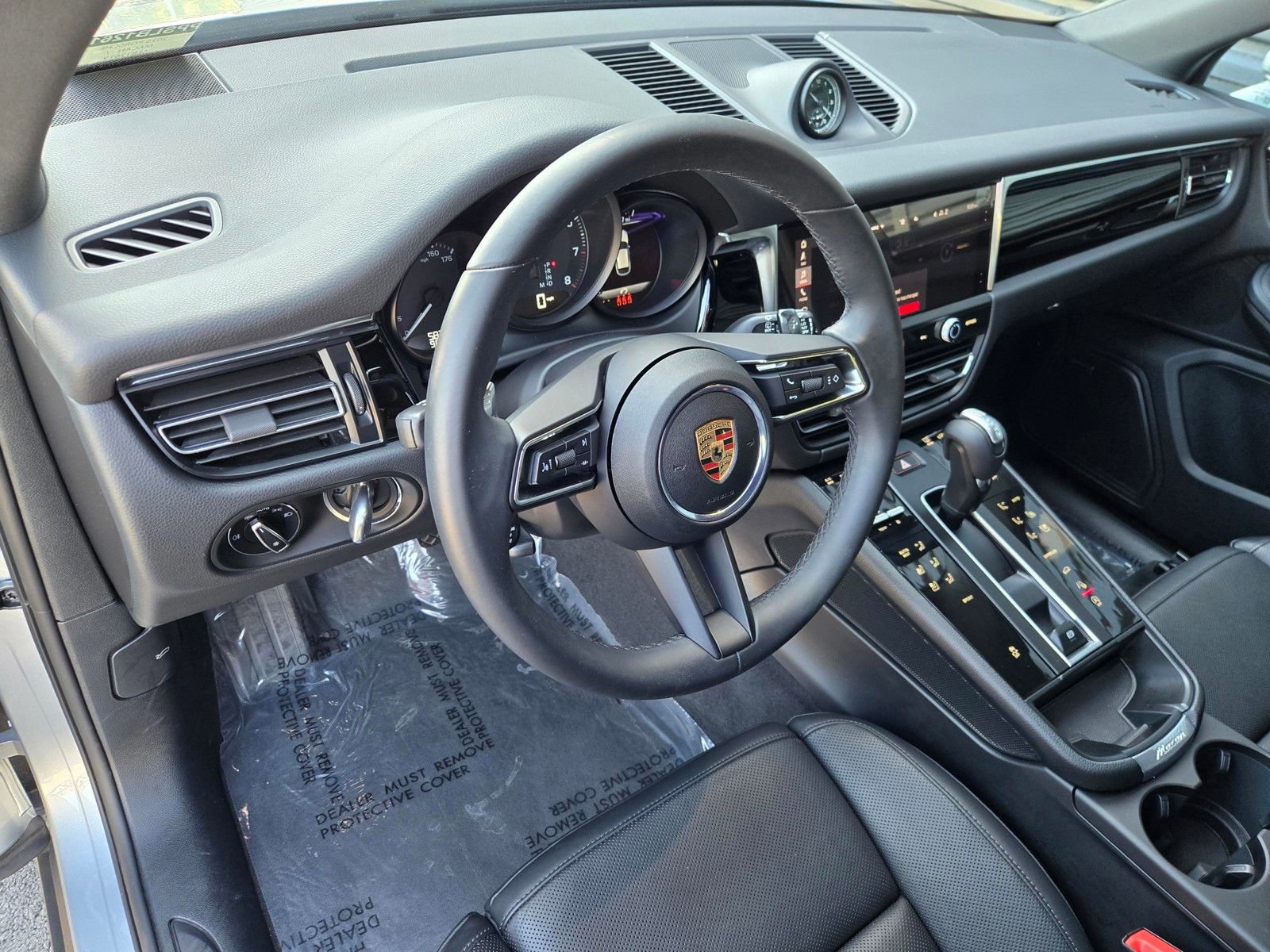 Certified 2025 Porsche Macan AWD/4WD image 4