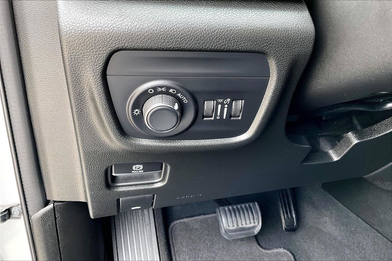 Used 2024 Jeep Grand Cherokee Laredo AWD/4WD image 35