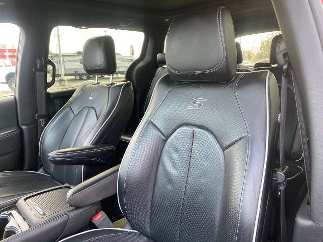 Used 2025 Chrysler Pacifica Limited image 11