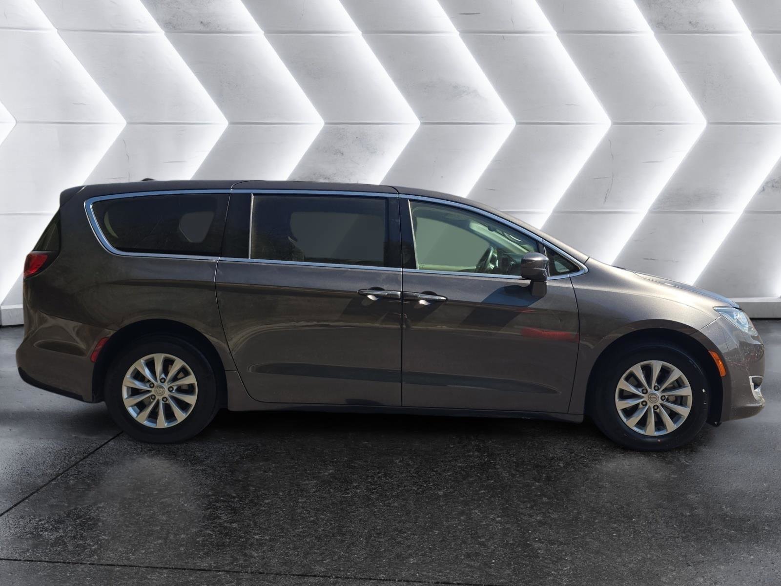 Used 2018 Chrysler Pacifica Touring Plus image 6