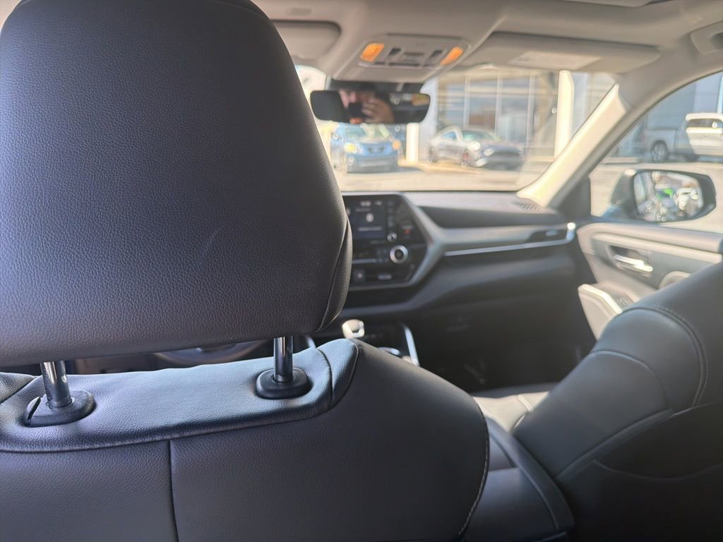 Used 2021 Toyota Highlander XLE image 23