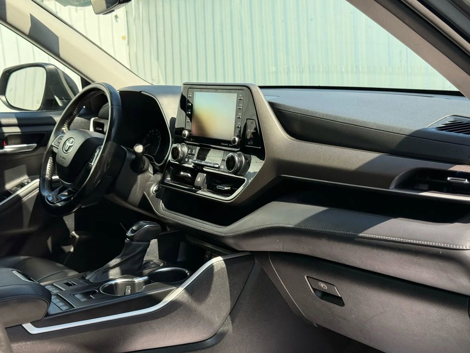 Used 2021 Toyota Highlander XLE AWD/4WD image 22