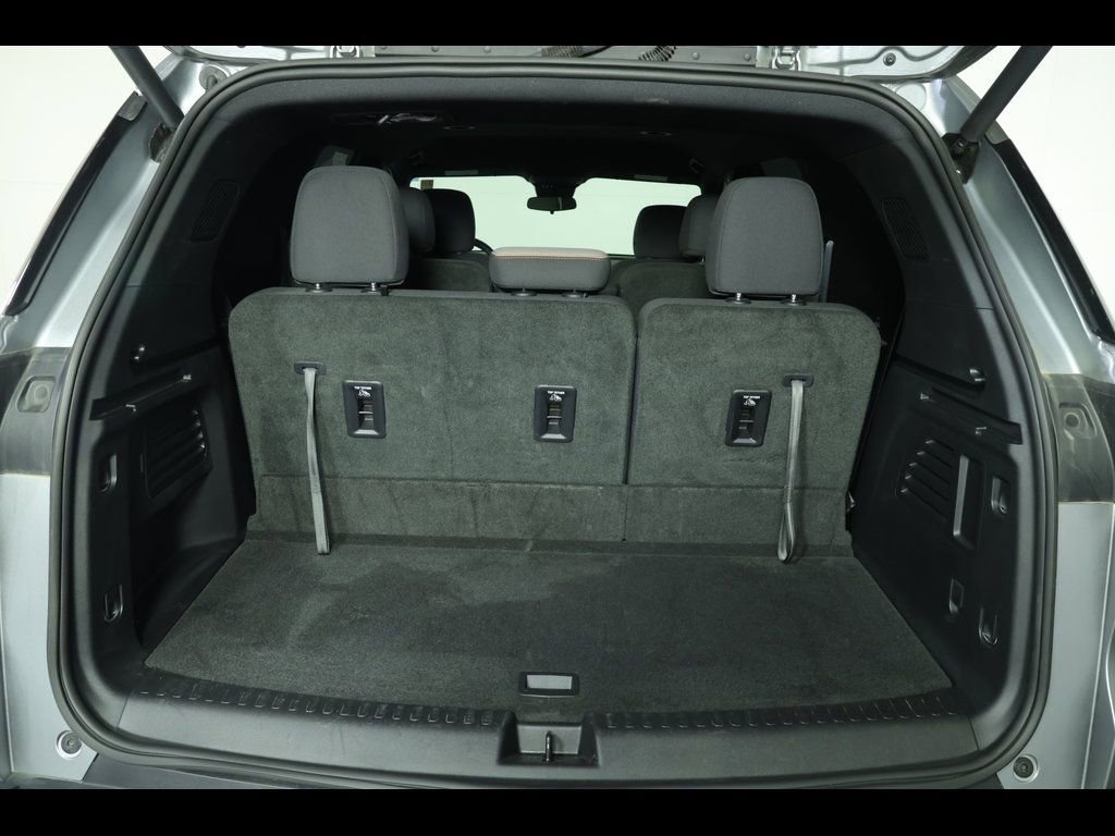 Used 2025 Chevrolet Traverse LT FWD image 12
