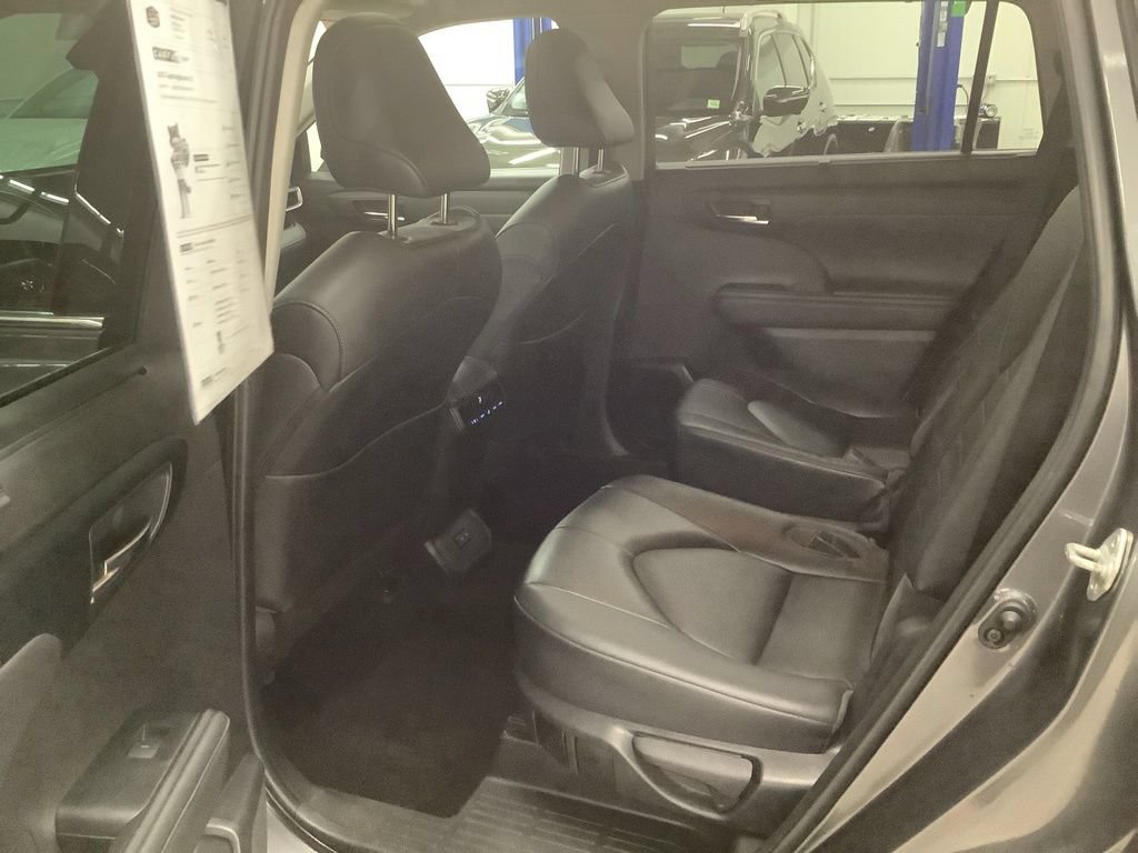 Used 2022 Toyota Highlander XLE AWD/4WD image 15