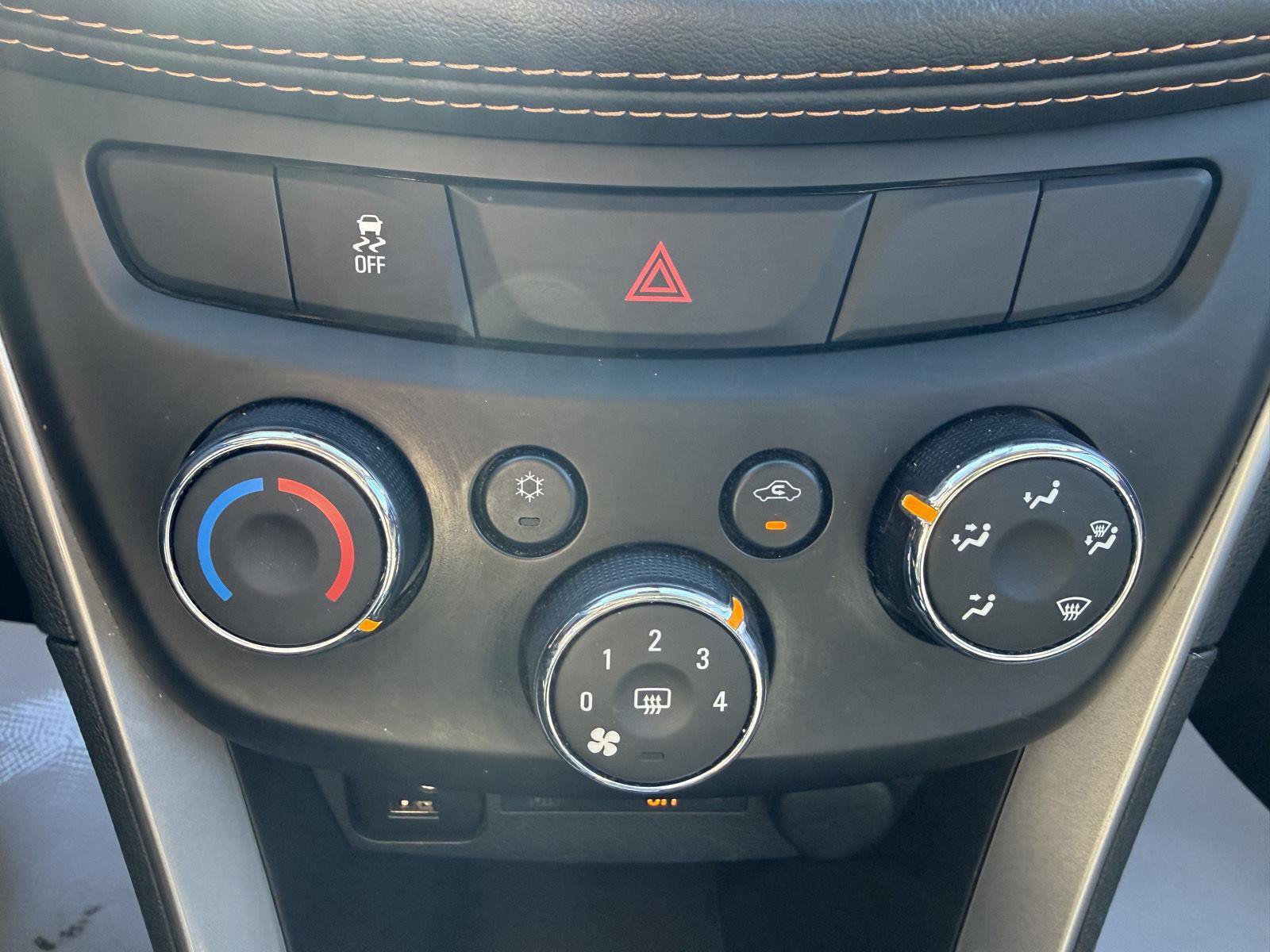 Used 2021 Chevrolet Trax LT w/ LT Convenience Package AWD/4WD image 14