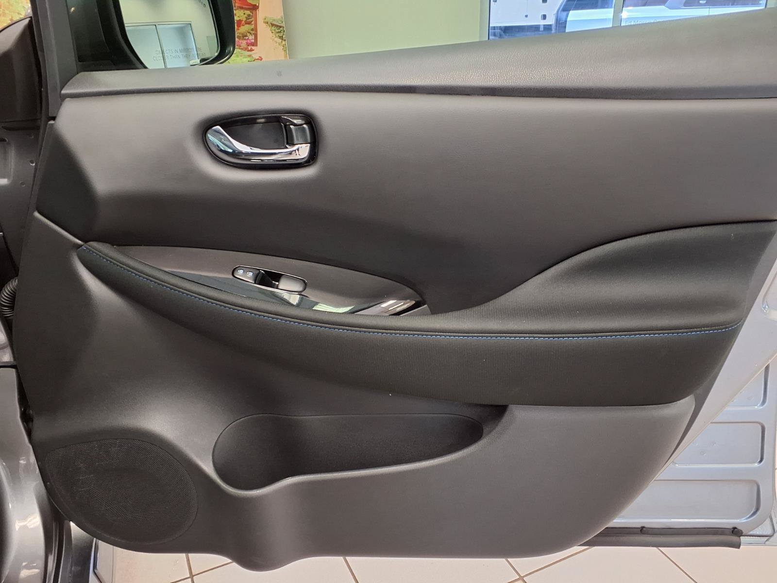 Used 2022 Nissan Leaf SV w/ SV Technology Package FWD image 11